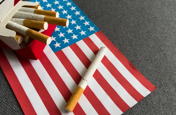  Amerikan bayrağının arka planında bir sigara. Amerika 'da nikotin bağımlılığı sorunu kavramı. Yüksek kalite fotoğraf