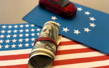 Para ve ABD bayrağı üzerinde araba ve Avrupa Birliği bayrağı, finans satış sigortası konsepti. Yüksek kalite fotoğraf