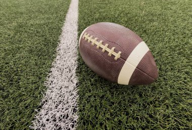 Yeşil çim arka planda Amerikan futbol topu. Yüksek kalite fotoğraf