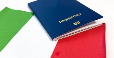  İtalya Bayrağı Pasaportu: Gümrükte Vatandaşlık Kanıtı. Yüksek kalite fotoğraf