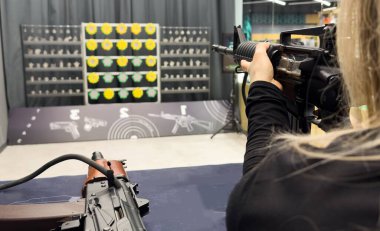 Kadın atış poligonunun dışındaki hedeflere nişan alıyor. Yüksek kalite fotoğraf