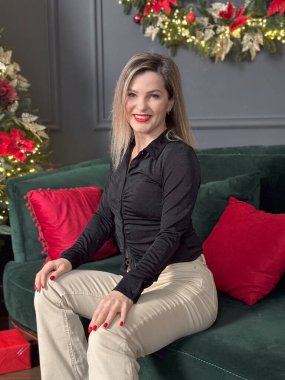 Neşeli, gülümseyen genç bir kadın evin sıcak bir iç odasında Noel tatili için hazırlanıyor. Yüksek kalite fotoğraf