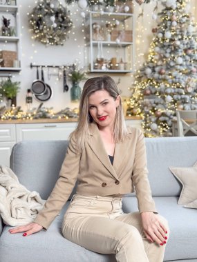 Neşeli, gülümseyen genç bir kadın evin sıcak bir iç odasında Noel tatili için hazırlanıyor. Yüksek kalite fotoğraf