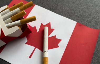 Siyah arka planda sigara bulunan Kanada bayrağı. Yüksek kalite fotoğraf