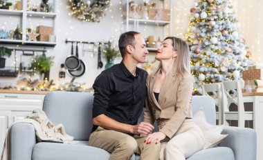 Yeni yıl süsleri içinde parlak renklerde güzel genç bir çift. Yüksek kalite fotoğraf