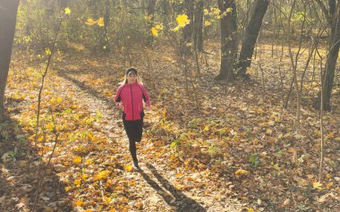 Doğada koşan mutlu genç bir atletik kadın. Uzayı kopyala Yüksek kalite fotoğraf