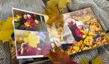 Yaprakların arka planında fotoğraf, fotobook 'a yakın çekim, aile fotoğrafı albümü. Yüksek kalite fotoğraf