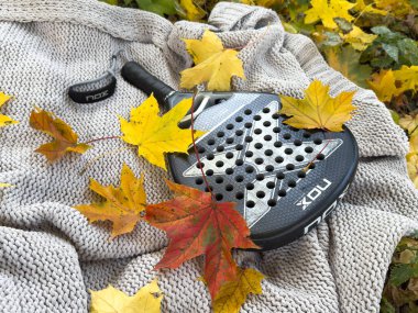 Ukrayna Kyiv, 22 Ekim 2024 padel raket nox ve sarı sonbahar yaprakları. Yüksek kalite fotoğraf