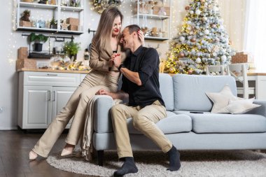 Yeni yıl süsleri içinde parlak renklerde güzel genç bir çift. Yüksek kalite fotoğraf