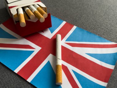 Siyah arka planda sigara izole edilmiş İngiliz bayrağı. Yüksek kalite fotoğraf