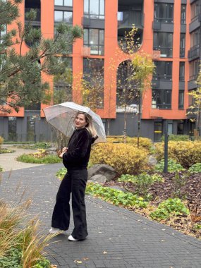 Kış kıyafetiyle sokakta yürüyen şık, çekici, genç bir kadın. Mutlu bir ruh hali, moda modası. Yüksek kalite fotoğraf