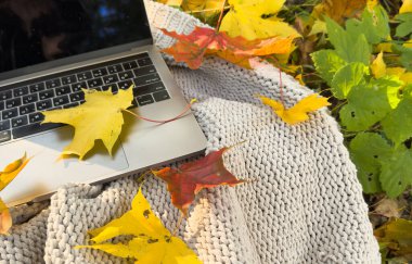 Sonbahar yaprağında kum saati ve dizüstü bilgisayar. Sıcak sonbahar ya da kış konsepti. - Evet. Yüksek kalite fotoğraf