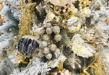 Bulanık arka planda dekore edilmiş Noel ağacı. Yüksek kalite fotoğraf