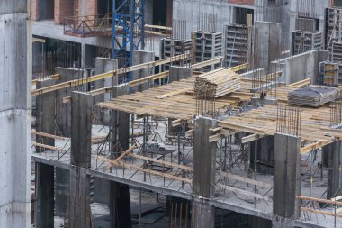 İnşaat vinci konutta. İnşaat alanında inşaat halindeki binalar. Kule vinçleri iş başında. Formawork sırasında turna. Multi Storey Konut Binası inşaatı, hava manzarası. Yüksek kalite fotoğraf