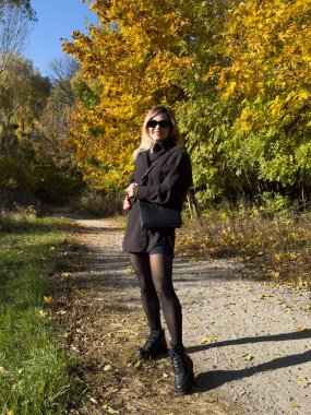 Sonbahar modası. Sonbaharda genç bir kadın. Yüksek kalite fotoğraf