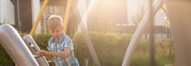 Küçük kız parkta ya da çocuk parkında kayaktan aşağı kayıyor. Yüksek kalite fotoğraf