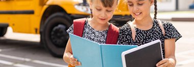 Günün sonunda sırt çantalı ilkokul ya da ilkokul öğrencileri. Yüksek kalite fotoğraf