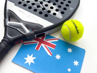 Kyiv, Ukrayna, 27 Temmuz 2024. Padel tenis raketi nox ve bayrak. Yüksek kalite fotoğraf