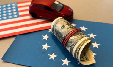Para ve ABD bayrağı üzerinde araba ve Avrupa Birliği bayrağı, finans satış sigortası konsepti. Yüksek kalite fotoğraf