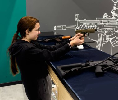Kız havalı tüfekle atış eğitimi alıyor. Yüksek kalite fotoğraf