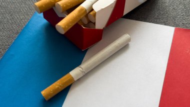 Sigaralı ve purolu Fransız bayrağı. Tütün endüstrisi konsepti. Yüksek kalite fotoğraf