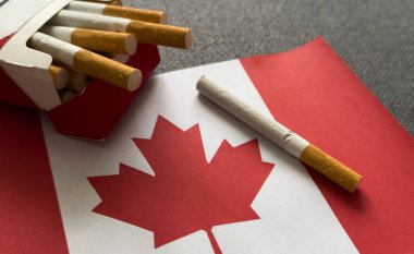 Siyah arka planda sigara bulunan Kanada bayrağı. Yüksek kalite fotoğraf