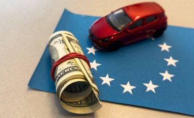 Para ve Avrupa Birliği bayrağı üzerinden araba. Yüksek kalite fotoğraf