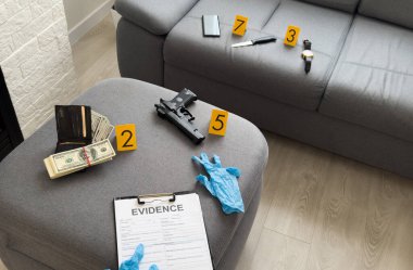 Suç mahalli, fiziksel kanıt. Silah kelepçeleri, para, karanlık bir geçmişi olan bir dolar. Yüksek kalite fotoğraf