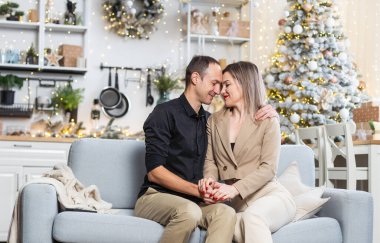 Yeni yıl süsleri içinde parlak renklerde güzel genç bir çift. Yüksek kalite fotoğraf