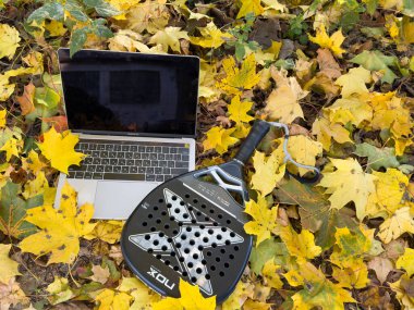 Ukrayna Kyiv, 22 Ekim 2024 padel raket nox ve sarı sonbahar yaprakları. Yüksek kalite fotoğraf