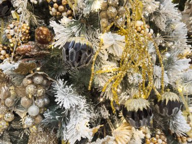 Noel ağacında çok güzel süslemeler var. Yakın plan. Güzel bir Noel geçmişi. Yeni yıl için dekorasyon ve dekor konsepti. Yeni yıl kartı 2025. Yüksek kalite fotoğraf