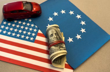 Para ve ABD bayrağı üzerinde araba ve Avrupa Birliği bayrağı, finans satış sigortası konsepti. Yüksek kalite fotoğraf