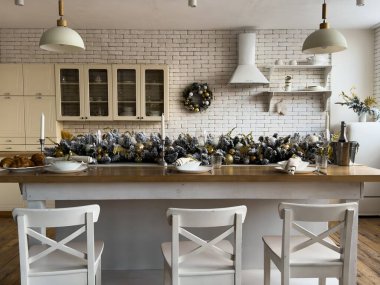 Noel için dekore edilmiş modern mutfağın içi. Yüksek kalite fotoğraf