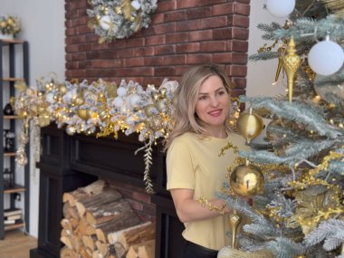 Lüks, eski bir Noel odası peri masalı iç dizaynı içinde, ışık, mum, fener ve çelenk ile süslenmiş, rahat, sihirli bir gecede güzel bir kadın. Yüksek kalite fotoğraf