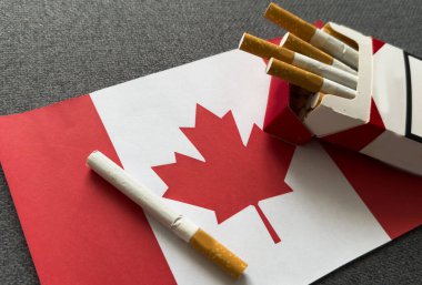 Siyah arka planda sigara bulunan Kanada bayrağı. Yüksek kalite fotoğraf