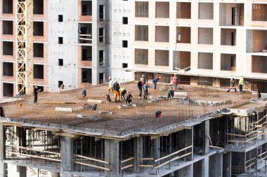 İnşaat mühendisi ekibi standart güvenlik üniforması içinde inşaat alanında çalışıyor. Yüksek kalite fotoğraf