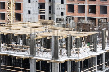 Somut işler: inşaat alanında inşaat işçisi inşaat alanındaki inşaat çalışmalarına Skip ile birlikte dökülüyor. Yüksek kalite fotoğraf