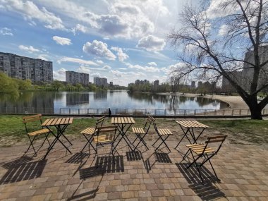 Ukrayna, Kyiv, Nisan 05, 2024: Göl bir konut arazisindeki park alanının bir parçasıdır. Gölün etrafında apartmanlar var. Yüksek kalite fotoğraf
