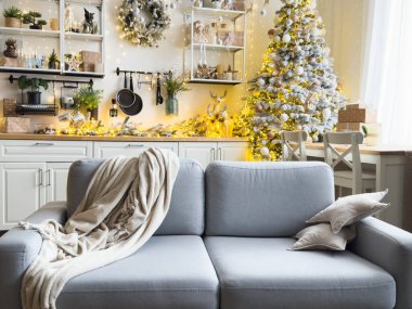 Şenlikli dekorlu şık bir mutfak ve Noel çelengi. İç dizayn. Yüksek kalite fotoğraf