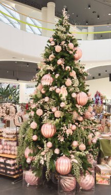 Işıklı şöminenin yanında dekorasyonlu Noel Ağacı. Yüksek kalite fotoğraf