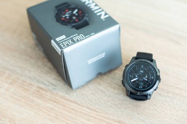 Kyiv, Ukrayna - 29 Eylül. 2023: fotoğraf Garmin Fenix spor saati. Açık hava ve kapalı mekan sporları için fitness eğitimi veren akıllı çoklu spor GPS saati. Yüksek kalite fotoğraf