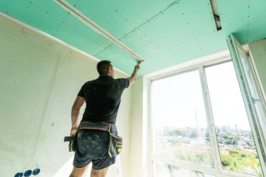 İnşaat işçileri yeni inşaat alanı için tesisat işleri yapıyorlar. - Evet. Yüksek kalite fotoğraf