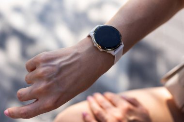 Modern spor aleti konsepti, akıllı bant kullanan genç bir kadın. Yüksek kalite fotoğraf