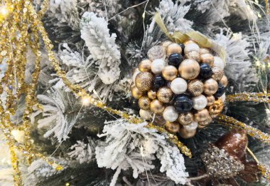 Bulanık arka planda dekore edilmiş Noel ağacı. Yüksek kalite fotoğraf