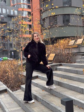 Kış kıyafetiyle sokakta yürüyen şık, çekici, genç bir kadın. Mutlu bir ruh hali, moda modası. Yüksek kalite fotoğraf