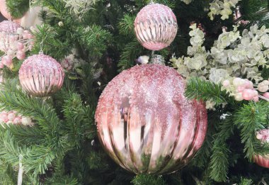 Festivallerde beyaz karlı Noel ağacını süsleme balosu ve ampulle kapatın. Yüksek kalite fotoğraf