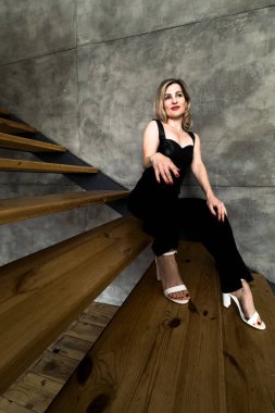 Merdivenlerde oturan yorgun ve zinde bir kadın. Yüksek kalite fotoğraf