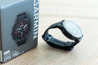 Kyiv, Ukrayna - 29.09.2023: Garmin Fenix 7 Saphire Solar. Yüksek kalite fotoğraf