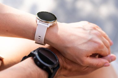 Kyiv, Ukrayna - 29.09.2023: Garmin Fenix 7 Saphire Solar. Yüksek kalite fotoğraf