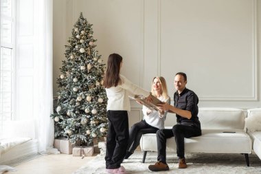 Noel 'i kutlayan aile, hediyeleri değiş tokuş eden. Yüksek kalite fotoğraf